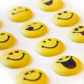 <3 Heute ist Welt-Emoji-Tag! :-D
Erinnert ihr euch noch an die guten alten Gesichtsausdrücke? :-D Sie gaben unseren SMS eine noch flexiblere und vielseitigere "Emotionssprache" :-) Die ersten, heute bekannten Emojis gestaltete übrigens der japanische Grafikdesigner Shigetaka Kurita ;-) Durch ihn haben sich Emojis wie :-D in 😃 verwandelt. Kennst du noch Smileys von früher? :-))